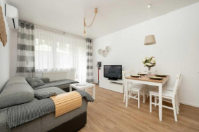 Cosy Apartment with Garden by Noclegi Renters